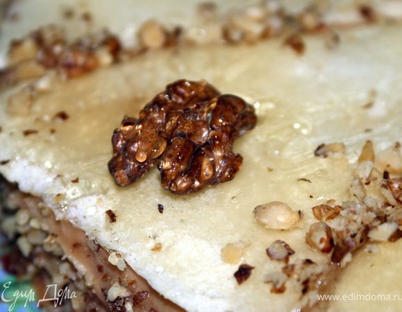 Приготовление крема.
500 мл молока с 1 ч.л. ванильного сахара нальем в кастрюлю и начнем нагревать. 
1 желток хорошо перемешаем со 100 граммами сахара, добавим немного горячего молока.
Хорошо взобьем, добавим 1 ст.л. крахмала и еще немного молока. 
Как только оставшееся в кастрюле молоко закипит,  вольем в него яично-крахмальную смесь,  тонкой струйкой, непрерывно помешивая. Заварим крем до загустения. Здесь важно не переварить крем, иначе он останется жидким. 
Снимем с огня и быстро перельем в другую посуду.
Приготовим шоколад:
Возьмем 60 гр шоколада и растопим его в микроволновой печи или на водяной бане. Смешаем шоколад с 50 граммами вареного сгущенного молока и добавим в крем. Перемешаем. 

250 гр размягченного сливочного масла взобьем добела и вольем крем в масло. Перемешаем.  Крем готов.

