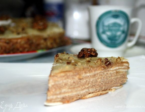 Приготовление глазури:
100 гр сахара разведем 30 мл воды и поставим на огонь. Как только закипит, быстро и аккуратно снимем пену и проследим, чтобы на стенках не остались крупинки сахара (это может привести к засахариванию карамели). С этих пор перемешивать карамель нельзя. Она должна кипеть до приобретения карамельного цвета. Как только это произойдет, надо снять кастрюлю с огня и быстро охладить, поставив ее в большую ёмкость с холодной водой. Кастрюлю быстро обсушим полотенцем и выльем карамель на самый удачный корж. Молниеносно разгладим карамель лопаткой или широким ножом (смазать маслом) и пока карамель не застыла, нарежем корж на нужное количество сегментов. 

Эти сегменты выложим сверху готового торта, после того, как соберем его.

Приятного аппетита!

