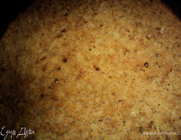 Дать коржу хорошо остыть, разрезать на 2 части. Одну часть уложить в разъемную форму.Развести в горячей воде ( 250мл ) пакетик желе, оставить остывать.