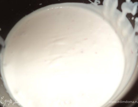 Развести в горячей воде ( 250мл ) пакетик желе, оставить остывать.
Приготовить 1-й крем : желатин замочить в небольшом количестве горячей воды ( у меня был компот из малины ), затем распустить на водяной бане.
Сливки взбить с охлажденным йогуртом и  сахаром до пышной массы, добавить постепенно распущенный желатин. 