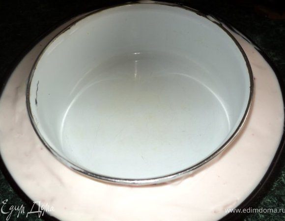  сверху поставить металлическую форму меньшего диаметра, чем разъемная форма, пространство между ними залить кремом. Поставить в морозилку на 10 мин для застывания.