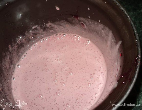 Приготовить 2-й крем: протертую малину соединить с сахаром, прокипятить, слегка охладить, ввести коньяк и распущенный желатин. Взбивать миксером сначала на низких, а затем на высоких оборотах до побеления массы и увеличения в объеме.