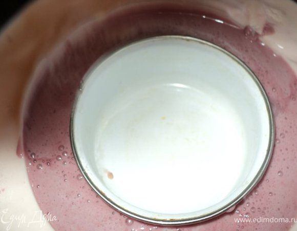 Достать торт из морозилки, убрать с середины мет. форму, налив на несколько секунд горячей воды, что бы лучше отставало. В середину торта установить следующую форму, еще меньшего размера, пространство между формочкой и 1-м кремом заполнить 2-м кремом. Поставить в холодильник на 5-10мин до застывания крема.