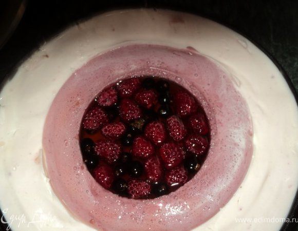 Затем вынуть среднюю формочку. В серединку торта положить немного малины и черной смородины, залить желе и поставить в морозилку на 10-15мин до застывания желе.
В принципе можно оставить торт на этом этапе, только украсить сверху кремом и ягодами. Но у меня оставалась еще половинка коржа, поэтому решила продолжить собирать торт дальше.