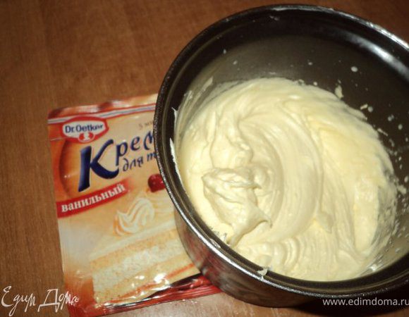 Приготовить 3-й крем согласно инструкции : в охлажденное молоко добавить содержимое пакетика, сахар  и взбить сначала не низких оборотах, затем высоких. В конце добавить размягченное сливочное масло.