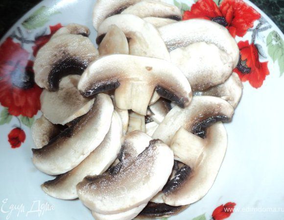 Грибы почистить, нарезать пластинками, ошпарить горячей водой, слить воду, охладить.