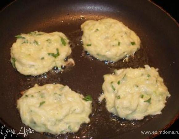 Жарить на оливковом масле по 2-3 мин. с каждой стороны. 
Подавать теплыми, можно со сметаной, можно с лимонными дольками.
