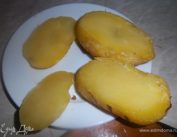 Затем почистить. У картофеля срезать будущую «крышечку».