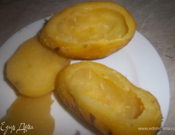 Вычистить сердцевину у большей половинки картофеля. Это удобно делать специальной ложкой для удаления сердцевидок. 