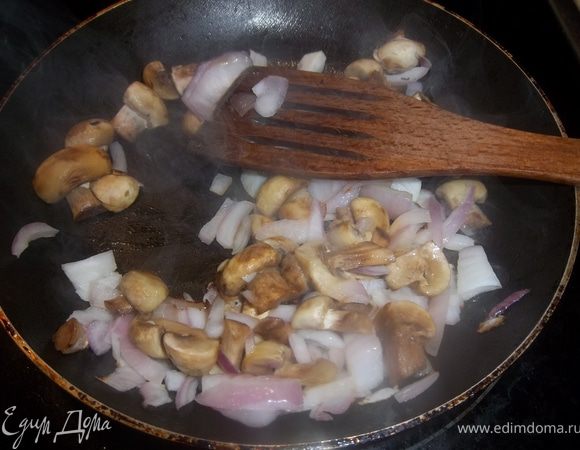 Нарезать лук и грибы. Обжарить на разогретом подсолнечном масле 20 минут. 