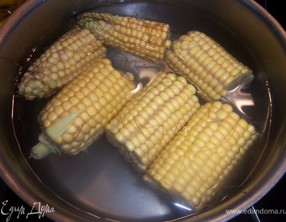 Очистить початки от листьев и волокон. Разрезать каждый початок на 3 части. Варить кукурузу в подсоленной воде. 