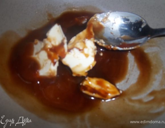 Соединить масло с томатной пастой и соевым соусом. Хорошо перемешать. 