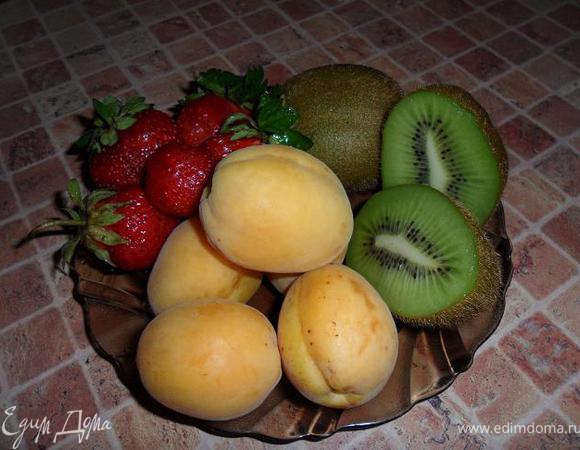 приготовили фрукты-ягоды.Вообще, я думаю,что подойдут любые фрукты,имеющиеся дома.