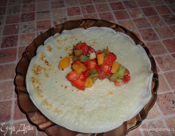 положили начинку на серединку блина.