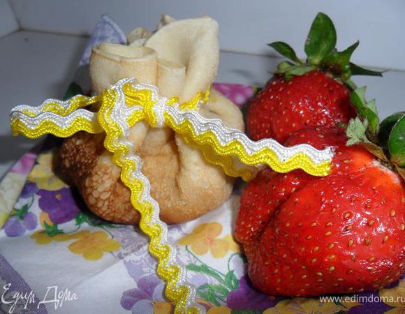 Аккуратно завязываем блинчик в мешочек. Можно воспользоваться и настоящей тесемкой.Получается очень красиво!