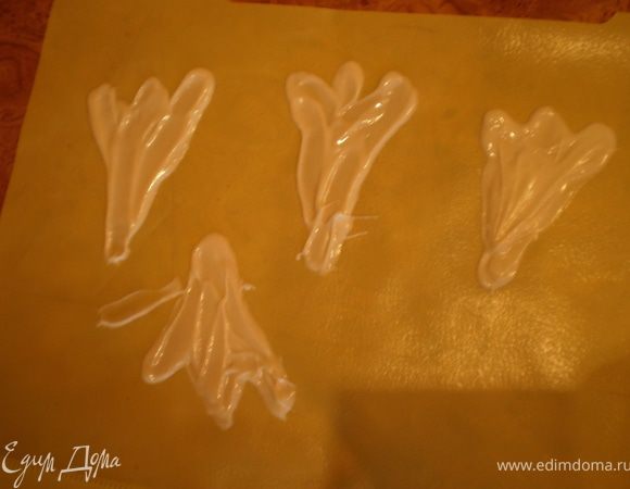 Чтобы сделать фигуру, как я ее называю, "крылья ангела", на файлик наливаем несколько капель шоколада и ложкой размазываем, формируя как бы крыло.