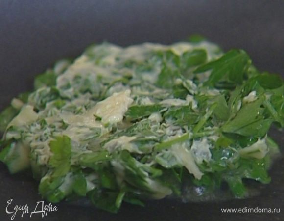 Чеснок почистить, растереть плоской стороной ножа со щепоткой соли, добавить сливочное масло и петрушку, перемешать. 