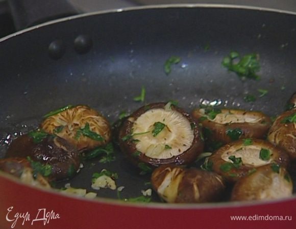 Отправить все на разогретую сковороду, добавить грибы и поперчить. Жарить грибы до готовности 8–10 минут, в конце влить вино.