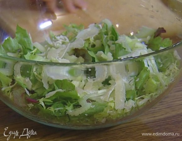 Половину натертого пармезана и сельдерей перемешать с салатным миксом, заправить оливковым маслом и соком лимона.