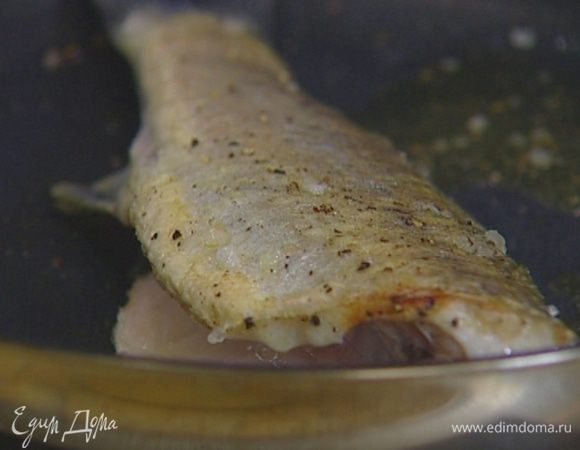 Рыбу посолить и поперчить. Разогреть в сковороде 1 ст. ложку оливкового масла и обжарить рыбу с обеих сторон до золотистой корочки, затем разобрать на небольшие куски, удалив косточки. 