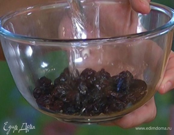 Изюм замочить в горячей воде на 5 минут, затем отжать и просушить бумажным полотенцем.