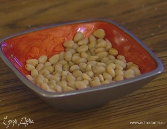 Кедровые орехи слегка обжарить на сухой сковороде. 