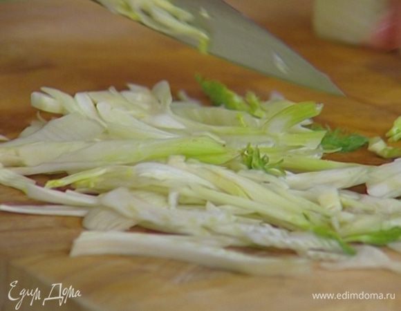 Фенхель нарезать как можно тоньше, зелень фенхеля мелко порубить.