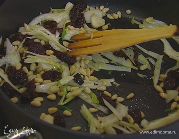 В глубокой сковороде разогреть 1 ст. ложку оливкового масла, добавить перец чили, фенхель, изюм, половину кедровых орехов, кусочки рыбы, влить немного воды, в которой варились макароны, и, помешивая, прогревать соус 1–2 минуты, затем чили вынуть.