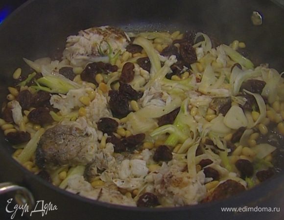 Добавить в соус макароны, оставшиеся орехи и зелень фенхеля, присыпать все сухарями и сбрызнуть оставшимся оливковым маслом.