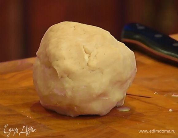 Слегка вымесить тесто руками, разделить на 2 части и завернуть в пищевую пленку. Одну часть теста положить в холодильник на 20 минут, а вторую — в морозилку.