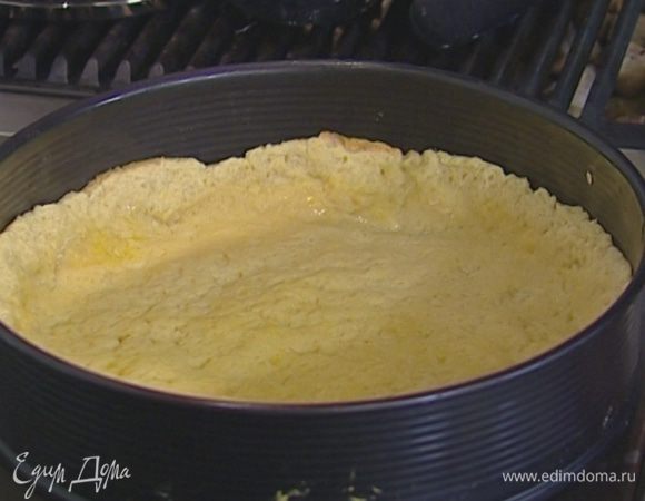 Охлажденное тесто раскатать как можно тоньше, выложить в разъемную форму, сделав бортик как можно выше. Застелить тесто бумагой для выпечки, высыпать сверху горох и отправить в разогретую духовку. Через 5 минут убрать бумагу и горох и выпекать еще 7 минут.