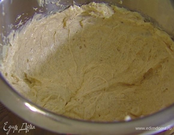 Приготовить крем: растереть 200 г предварительно размягченного сливочного масла со 150 г сахара и измельченным миндалем. Добавить 1 ч. ложку ванильного экстракта, по одному ввести 5 яиц и все вымешать.