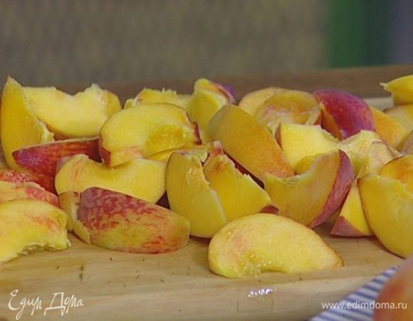 Каждый персик разрезать на 8 частей, удалить косточки и сбрызнуть лимонным соком.