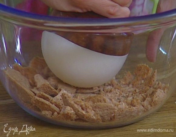 Миндальное печенье измельчить в крошку.