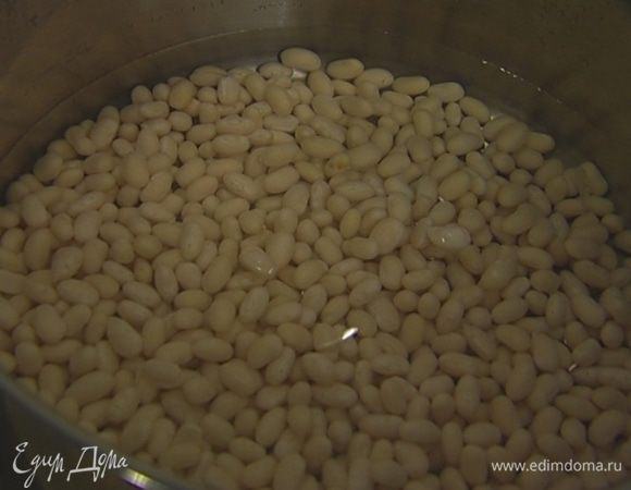 Фасоль замочить в воде на ночь, утром слить и залить свежей холодной водой.