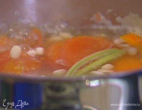 Почистить 1 луковицу, морковь и зубчик чеснока и отправить к фасоли.