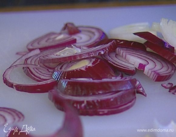 Оставшуюся сырую луковицу почистить и нарезать полукольцами.