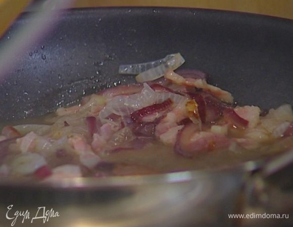 В большой сковороде разогреть 1 ст. ложку оливкового масла и обжаривать в нем лук и бекон под крышкой около 10 минут, до прозрачности лука. Влить 2–3 половника бульона, слегка уварить. 