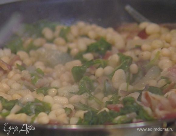 Добавить шпинат, фасоль и немного жидкости, в которой она варилась. Посолить, поперчить и, накрыв крышкой, томить на медленном огне 10–15 минут, при необходимости подливая бульон или воду, в которой варилась фасоль.