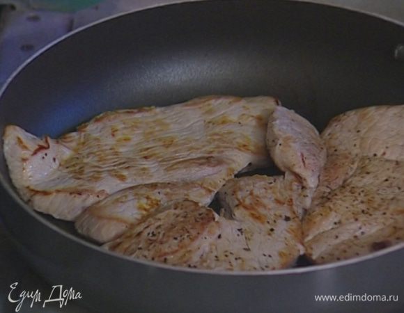 Свинину слегка отбить, посолить и поперчить. Обжаривать на разогретой сковороде без масла по 2–3 минуты с каждой стороны. Затем выложить мясо     на противень и отправить в разогретую духовку на 5 минут. 