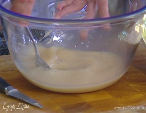 В подогретую миску влить немного воды, добавить дрожжи и размешивать до полного растворения.