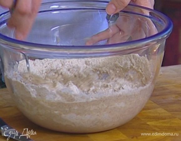 Всыпать к дрожжам перловую муку, вымешать и оставить на то время, пока варится перловка.