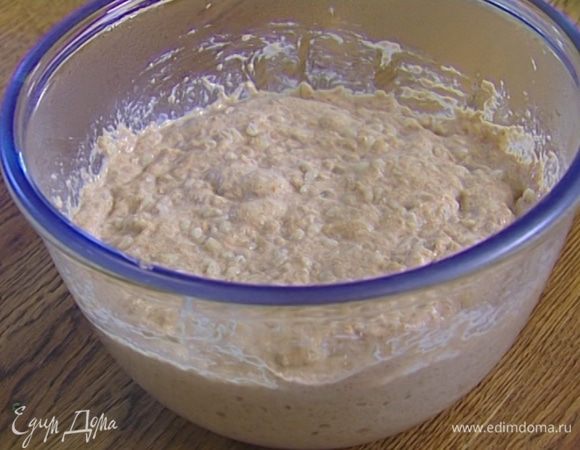 В тесто добавить горячую перловку, мускатный орех и все вымешать. Поставить в теплое место на 40 минут.