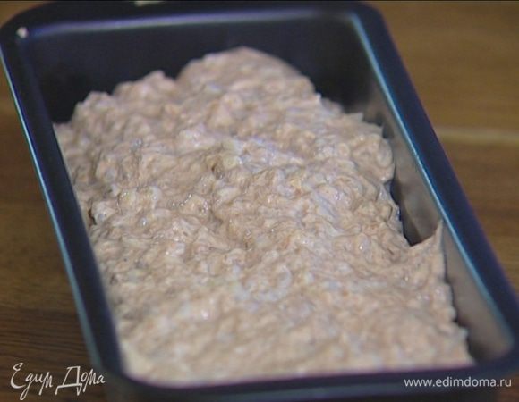 Глубокую длинную форму для запекания смазать растительным маслом, выложить в нее тесто и дать ему отдохнуть еще 15–20 минут.