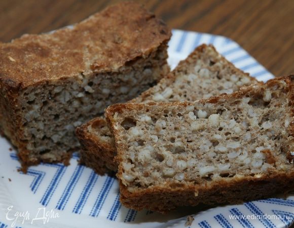 Когда хлеб немного остынет, вынуть его из формы.