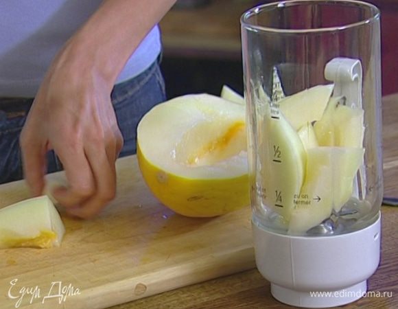 Мякоть дыни взбить в блендере и протереть через сито. 