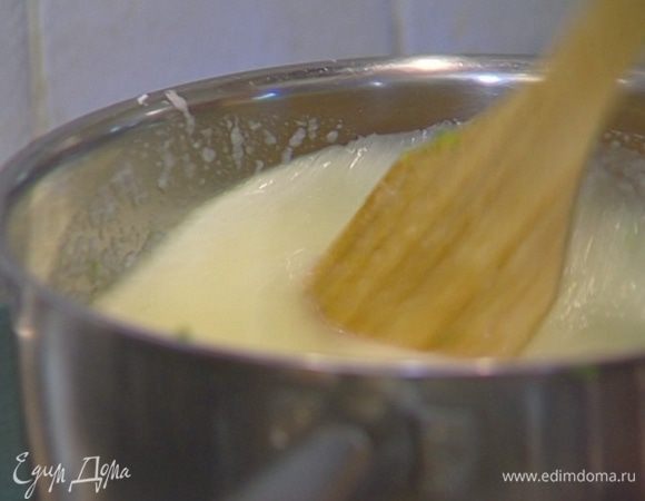 Дынное пюре выложить в кастрюлю, добавить фруктозу, сахарную пудру, цедру и 1 ст. ложку сока лайма, прогреть все до 40°С.