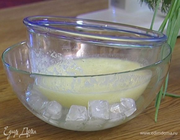 Большую посуду наполнить льдом и поставить в нее кастрюлю с сорбе.
Когда сорбе остынет, переложить его в пластиковый контейнер и отправить в морозилку.
