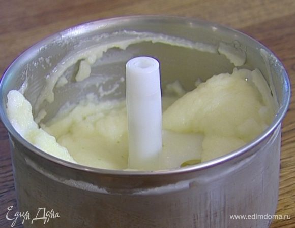 Время от времени перемешивать сорбе деревянной ложкой, чтобы оно застыло равномерно.

