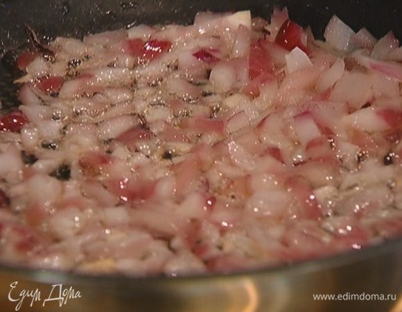 В глубокой сковороде разогреть оливковое масло и обжарить лук до прозрачности.